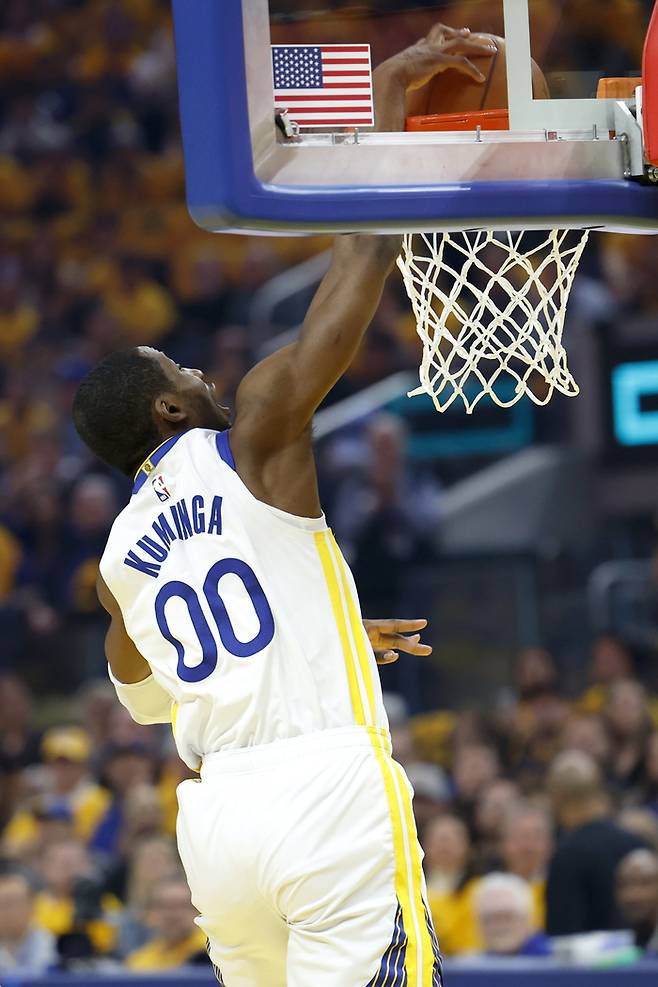 골든스테이트 쿠밍가가 27일(한국 시간) 미국 캘리포니아주 샌프란시스코 체이스 센터에서 열린 2025 NBA 플레이오프 1라운드 휴스터전에서 덩크슛을 시도하고 있다. 사진 | EPA 연합뉴스