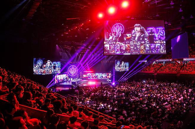 지난 6일 열린 2025 MSI 브래킷 스테이지 T1과 BLG의 경기를 보러 온 팬들로 밴쿠버 퍼시픽 콜리세움이 가득 찼다. 사진 | 라이엇 게임즈