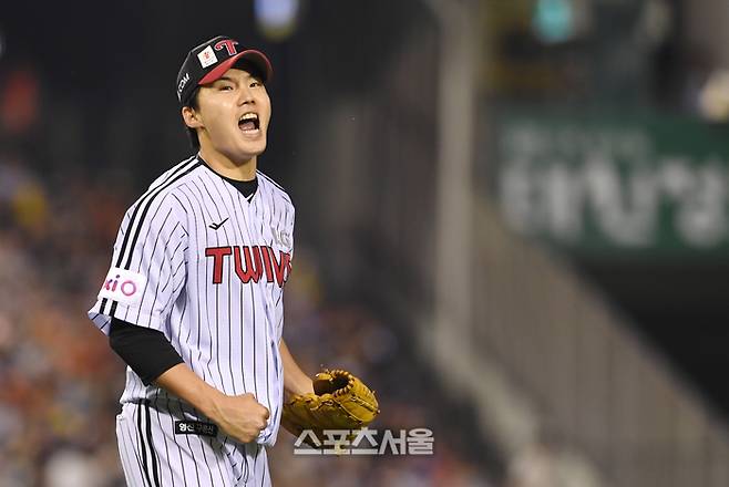 LG 선발투수 임찬규가 27일 잠실구장에서 열린 2025 KBO리그 한화와 경기 7회초 2사 한화 최재훈을 삼진 아웃으로 잡아내며 이닝을 마치면서 포효하고 있다. 임찬규는 7이닝 7탈삼진 1실점의 호투를 펼쳤다. 잠실 | 박진업 기자 upandup@sportsseoul.com