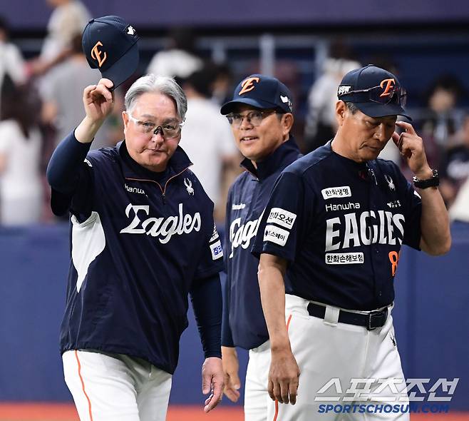 6일 서울 고척돔에서 열린 KBO리그 키움과 한화의 경기. 한화가 키움에 승리하며 시리즈 스윕승을 달성했다. 경기 종료 후 팬들에게 인사하는 김경문 감독. 고척=송정헌 기자songs@sportschosun.com/2025.07.06/