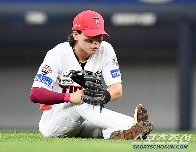 4일 광주 기아 챔피언스필드에서 열린 롯데-KIA전. 4회초 무사 1루 레이예스의 유격수 병살타 때 박찬호가 박찬형과 충돌 후 통증을 호소하고 있다. 광주=정재근 기자 cjg@sportschosun.com/2025.7.4/