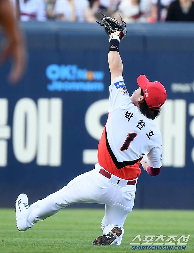 5일 광주 기아 챔피언스필드에서 열린 롯데-KIA전. 1회초 무사 1루 나승엽의 빗맞은 타구를 유격수 박찬호가 호수비로 잡고 있다. 광주=정재근 기자 cjg@sportschosun.com/2025.7.5/