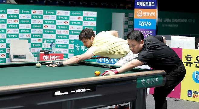 다비드 마르티네스(왼쪽)와 조재호가 PBA 결승에서 선공을 정하기 위한 뱅킹을 하고 있다. 사진제공=PBA