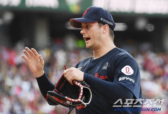 6일 광주 기아 챔피언스필드에서 열린 롯데-KIA전. 롯데 선발투수 데이비슨이 1회를 무실점으로 마친 후 기뻐하고 있다. 광주=정재근 기자 cjg@sportschosun.com/2025.7.6/