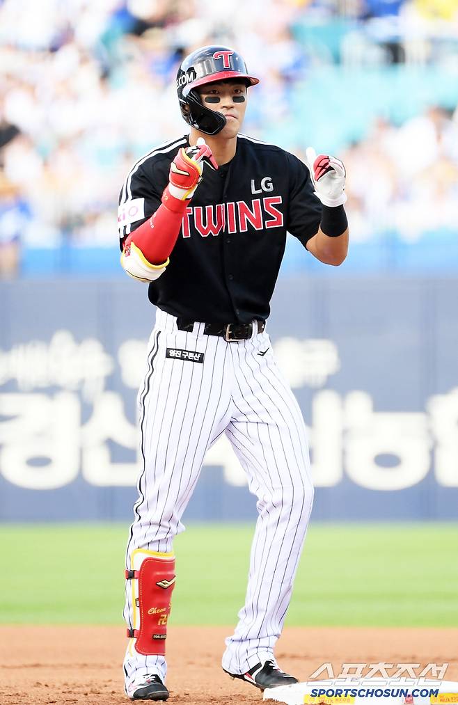 5일 대구 라이온즈파크에서 열린 삼성 라이온즈와 LG 트윈스의 경기. 1회초 무사 1루 LG 천성호가 안타를 날린 뒤 환호하고 있다. 대구=박재만 기자 pjm@sportschosun.com/2025.07.05/