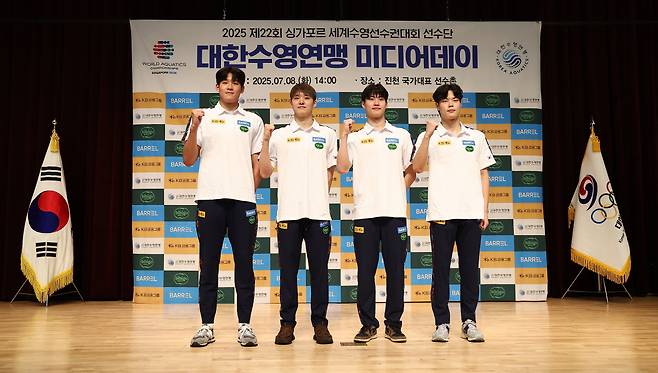 미디어데경영 국가대표팀 선수들이 8일 충북 진천 국가대표선수촌에서 기념 촬영을 하고 있다. 왼쪽부터 김영범, 김우민, 황선우, 이호준. 2025.7.8<저작권자(c) 연합뉴스, 무단 전재-재배포, AI 학습 및 활용 금지>