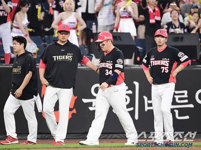 8일 대전 한화생명 볼파크에서 열린 한화와 KIA의 경기. 3회 1사 1루. 오선우 2루타 때 3루까지 내달린 최형우가 자진 교체되고 있다. 대전=송정헌 기자songs@sportschosun.com/2025.07.08/