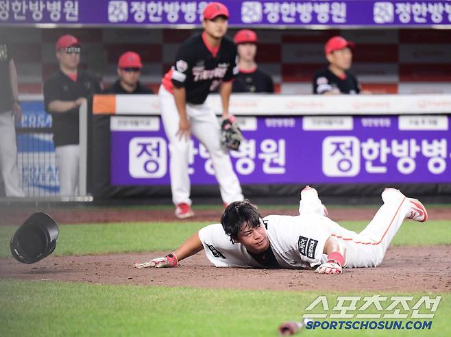 힘찬 슬라이딩으로 득점에 성공한 노시환.