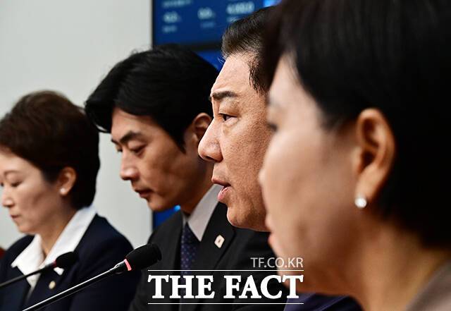 민주당 '검찰 조작기소 대응 TF' 위원들은 이재명 대통령이 기소된 쌍방울그룹 대북송금 사건에 관여한 의혹을 받는 배상윤 KH그룹 회장의 주장을 근거로 검찰 공소사실을 정면 반박했다. /배정한 기자