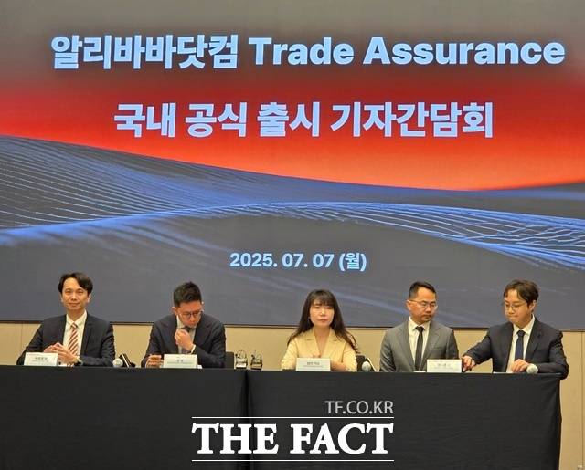 지난 7일 서울 강남 조선팰리스호텔에서 열린 '트레이드 어슈어런스 서비스 국내 공식 도입 기자간담회'에서 마르코 양 알리바바닷컴 코리아 지사장(왼쪽부터), 션 양 알리바바닷컴 글로벌 사업개발 총괄 본부장, 썸머 가오 알리바바닷컴 글로벌 공급망 총괄, 앤드류 천 알리바바닷컴 결제 및 거래 총괄이 질의응답하고 있다. /우지수 기자