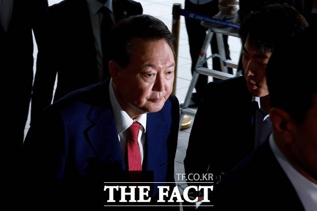 여인형 전 사령관 측은 윤석열 전 대통령과 김용현 전 국방부 장관을 제외한 나머지 증인 신청을 모두 철회했다. 윤 전 대통령이 지난 5일 오전 서울 서초구 서울고검 청사에 마련된 '내란 특검' 사무실에 피의자 신분으로 출석하고 있다./배정한 기자