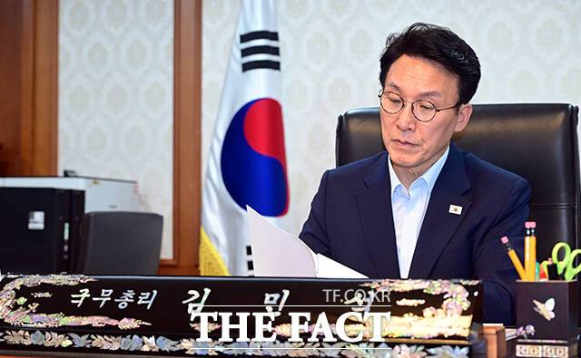 김민석 국무총리가 8일 오후 서울 종로구 정부서울청사 집무실에서 업무를 보고 있다. /청사사진기자단