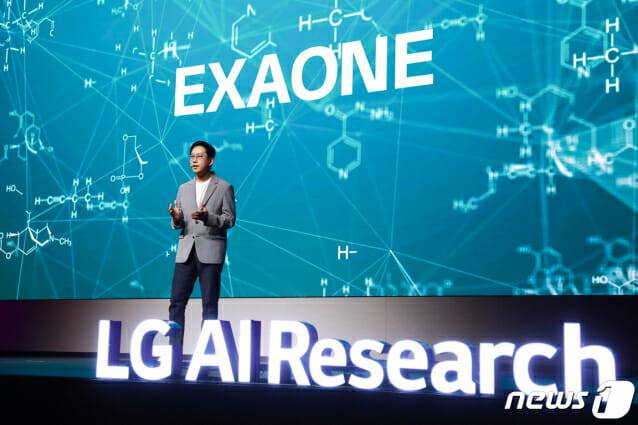 배경훈 전 LG AI연구원장이 2023년 7월 19일 서울 강서구 마곡 LG 사이언스파크에서 열린 'LG AI 토크 콘서트 2023'에서 엑사원을 발표하고 있다(사진=뉴스1)