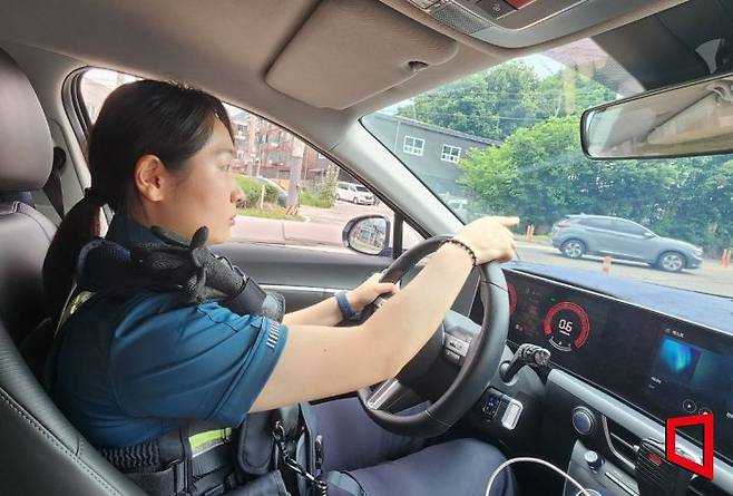 경기 남양주북부경찰서 진접파출소에서 근무 중인 박소정 순경이 경찰차량을 직접 운전하며 순찰하고 있다. 변선진 기자