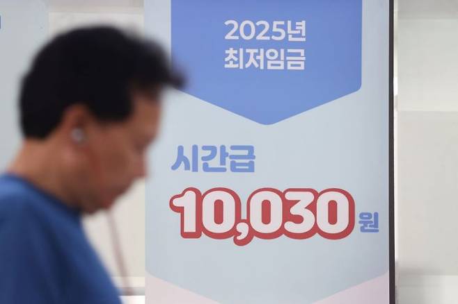 내년도 최저임금 재논의 (서울=연합뉴스) 강민지 기자 = 최저임금위원회가 내년 최저임금 액수에 대해 논의했으나 결론을 내지 못했다. 노동계와 경영계가 입장차를 좁히지 못하면서 다음 달 1일 제8차 전원회의에서 다시 논의한다. 액수 격차는 1천390원으로 여전히 입장차가 큰 상황이다. 사진은 27일 서울서부고용복지플러스센터 앞 임금 관련 안내문. 2025.6.27 mjkang@yna.co.kr(끝)<저작권자(c) 연합뉴스, 무단 전재-재배포, AI 학습 및 활용 금지>