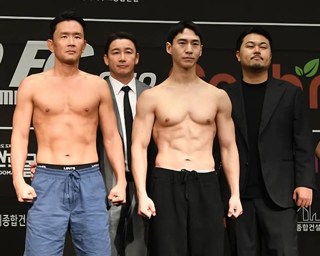 먹방 유튜버 밴쯔가 205만 구독자를 보유한 기존 유튜브 채널을 삭제했다. 격투기 선수 윤형빈과의 경기에서 패배한 후 "지는 사람이 채널을 삭제한다"는 공약을 이행한 것이다. 밴쯔는 12년간 운영한 채널을 직접 삭제하는 모습을 공개하며 아쉬움을 표현했고, '밴쯔 BANZZ'라는 새 채널을 개설해 초심으로 돌아가겠다는 각오를 밝혔다. ©밴쯔 SNS