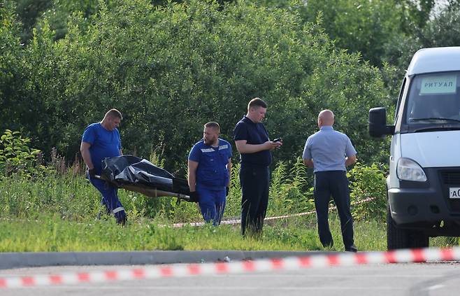 러시아 모스크바 외곽에서 숨친 채 발견된 로만 스타로보이트 전 러시아 교통부 장관의 시신이 경찰에 의해   옮겨지고 있다./TASS 연합뉴스