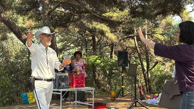 지난 6월 12일 오후 3시 인천 중구 실미도, 허완(왼쪽)씨가 변신 마술을 선보이자 관객들이 자리에서 일어나 환호하고 있다. /최하연 기자