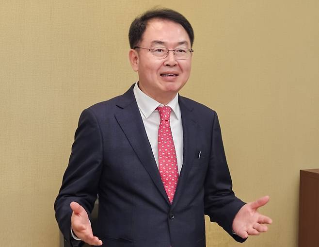 김재교 한미사이언스 대표가 지난 3월 26일 정기주주총회를 마친 뒤 기자들과 만나 "한미약품그룹 첫 전문경영인으로서 우려를 불식하고, 기대에 부응하겠다"고 말했다./조선비즈