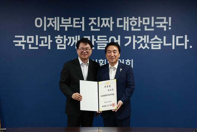 &nbsp;박수현 의원이 7일 대통령 직속 국정기획위원회 산하 균형성장특별위원회 위원장으로 위촉됐다. 박수현 위원실