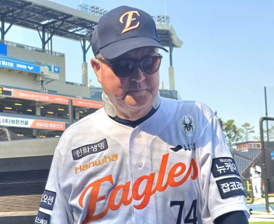 김경문 한화이글스 감독이 8일 KIA 타이거즈와의 홈 경기를 앞두고 취재진과 인터뷰 하고 있다. 이성현 기자