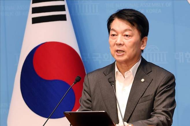 안철수 국민의힘 의원이 7일 오전 국회 소통관 기자회견장에서 국민의힘 혁신위원장 사퇴 후 당대표 출마를 선언하는 기자회견을 열고 있다. ⓒ데일리안 홍금표 기자