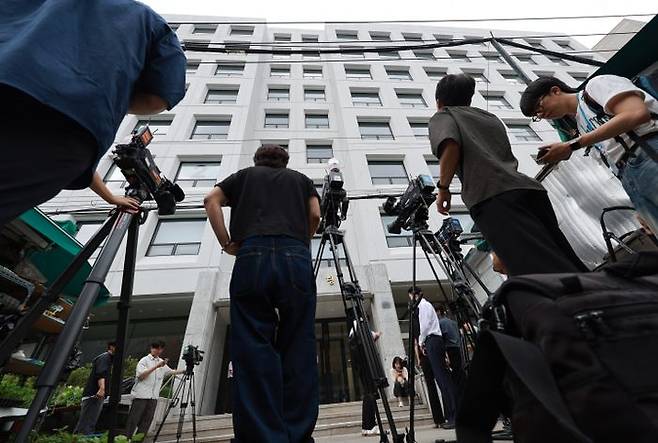 김건희 여사 관련 의혹을 수사하는 민중기 특별검사팀이 삼부토건에 대해 압수수색에 나선 지난 3일 서울 종로구 삼부토건이 입주한 건물 앞에 취재진이 대기하고 있다. ⓒ연합뉴스