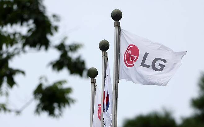 LG전자가 2분기 실적을 발표한 7일 LG전자 본사가 소재한 서울 여의도 LG트윈타워에서 LG 깃발이 바람에 휘날리고 있다. ⓒ뉴시스