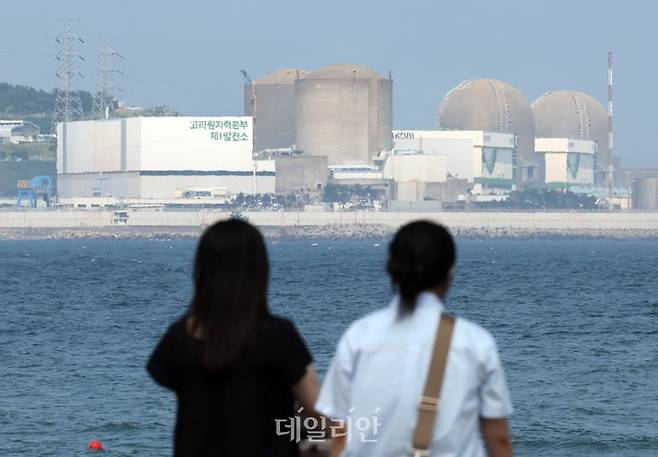 지난달 26일 해안가에서 시민들이 고리원전 1호기를 바라보고 있다.ⓒ뉴시스