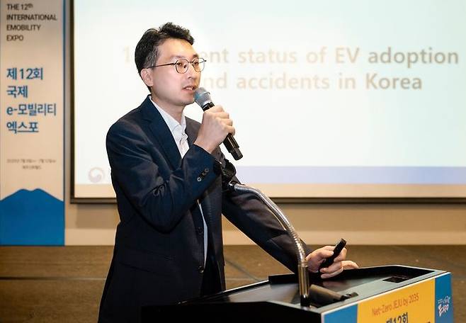 8일 한국자동차기자협회가 제주신화월드 한라룸에서 ‘2025 전동화 시대로의 대전환’을 주제로 개최한 글로벌 e-모빌리티 네트워크 포럼에서 박용선 국토부 자동차정책과장이 정부의 안전대책 방향에 대해 발표하고 있다. ⓒ한국자동차기자협회