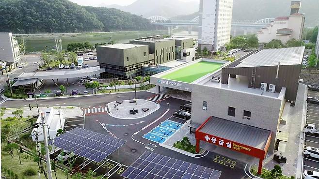 지난해 7월 개원한 단양군보건의료원이 지역의 응급의료 공백을 해소하고 군민 건강 지킴이 역할을 하고 있다. 사진은 단양군보건의료원 전경. 단양군 제공