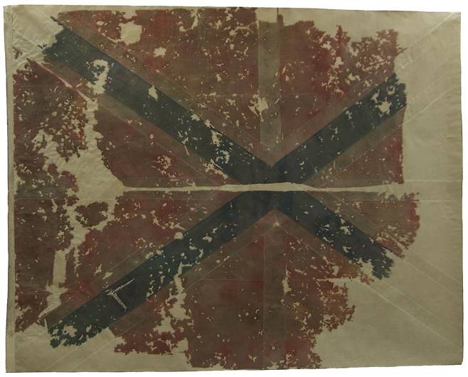 ‘우리 박물관의 기구한 손님들’에 전시된 선사시대 매머드의 어금니 화석(위 사진)과 1904년 러일전쟁 당시 러시아 바랴크함에 걸렸던 깃발. 인천시립박물관 제공