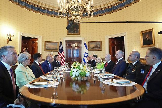 도널드 트럼프(왼쪽 가운데) 미국 대통령과 베냐민 네타냐후(오른쪽 가운데)가 7일(현지 시간) 백악관 블루룸에서 열린 미-이스라엘 당국자 만찬 회동을 하고 있다. AP뉴시스