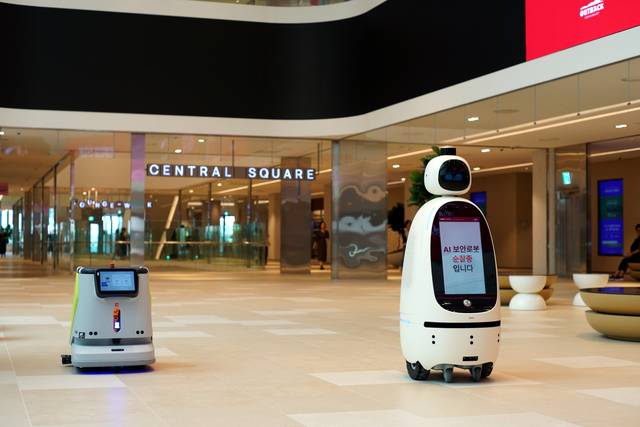 서울 광진구 자양동 소재 복합개발단지 ‘이스트폴’에서 운영 중인 순찰로봇과 청소로봇의 모습. [KT에스테이트 제공]