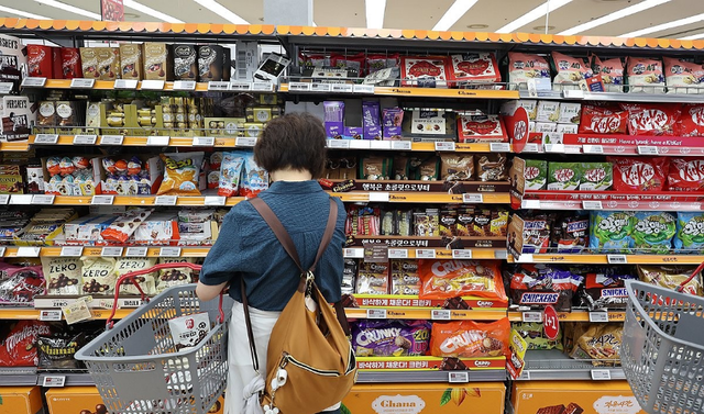 지난해  가공식품 가격 인상 요인이었던 커피 원두와 코코아 가격이 최근 한 달 새 큰 폭으로 하락한 것으로 나타났다. 사진은 마트에서 장을 보고 있는 한 시민의 모습. 연합뉴스