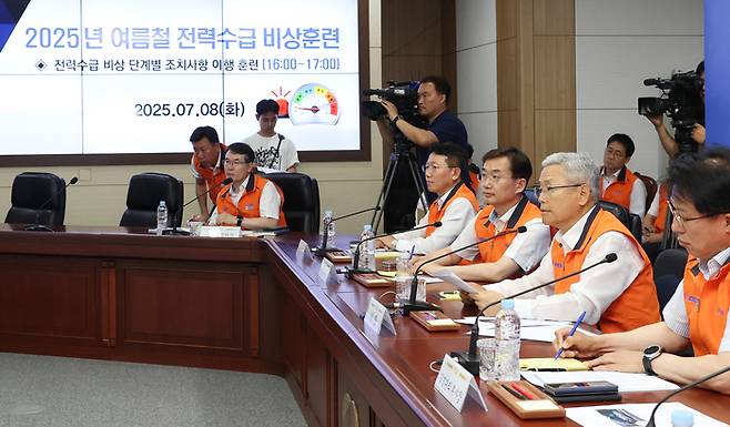 한전이 8일 본사 재난종합상황실(전남 나주 소재)에서 전국 15개 지역본부가 동시에 참여하는 '전력수급 비상훈련'을 실시하고 있는 모습.