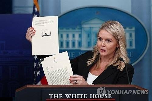 캐롤라엔 레빗 백악관 대변인이 7일(현지시간) 정례브리핑에서 통보된 관세 서한에 대해 설명하고 있다. 연합뉴스