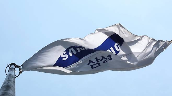 4월 30일 서울 서초구 삼성전자 서초사옥에 삼성 깃발이 바람에 펄럭이고 있다. 뉴스 1