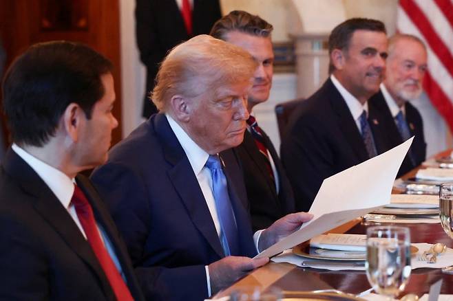 미국의 도널드 트럼프 대통령이 7일(현지시간) 미국 워싱턴DC 백악관에서 베냐민 네타냐후 이스라엘 총리가 건넨 노벨상 추천 서한을 읽어보고 있다.로이터연합뉴스