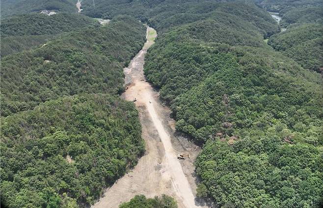 지난 2022년에 적발된 울산 울주군 삼동면 임야 불법 성토 현장 모습. 행위자로 지목된 인근 업체 대표는 울주군의 원상복구 명령을 무시한 채 2년 넘게 복구를 이행하지 않고 있다. 울주군 제공