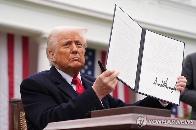 도널드 트럼프 미국 대통령이 지난 4월 2일 미국 백악관에서 상호관세 행정명령 서명한 서류를 공개하고 있다. 연합뉴스