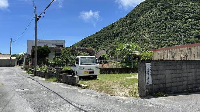 지난달 22일 일본 오키나와 도카시키섬 항구에서 200여미터 떨어진 곳에 고 배봉기 할머니가 일제강점기 위안부 삶을 강요당했던 위안소 ‘빨간 기와집’ 터가 남아 있다.