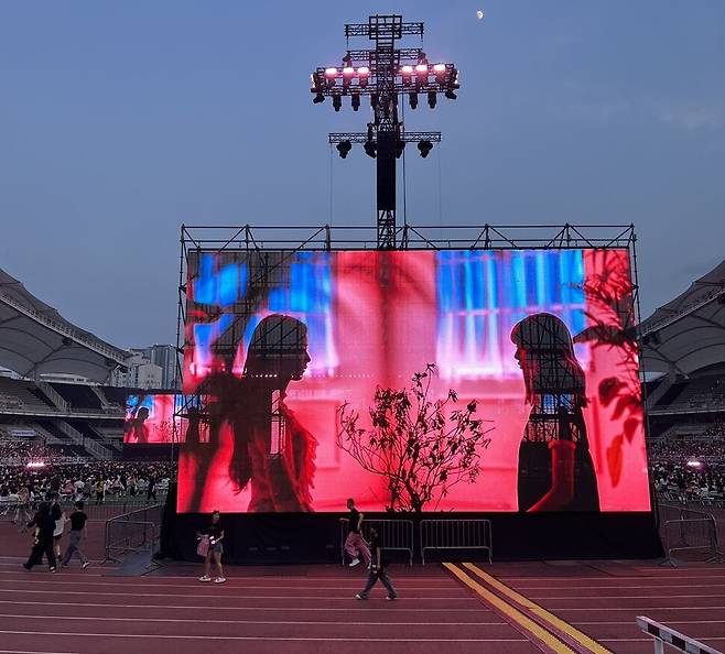 대형 스크린 설치로 무대 시야를 가린 블랙핑크 콘서트. 엑스(X) 갈무리