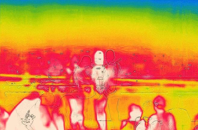 서울 지역에 올해 첫 폭염경보가 발효된 7일 20시 경 서울 남산에서 열화상 카메라 모듈로 촬영한 도심의 모습.  연합뉴스