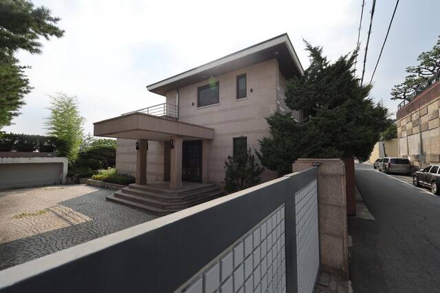 고 이건희 삼성 선대회장이 별세하면서 삼성 일가에 상속된 서울 용산구 이태원동 단독주택이 최근 228억원에 매각된 것으로 알려졌다. 8일 국토교통부 실거래가와 대법원 인터넷등기소에 따르면 이재용 삼성전자 회장을 포함한 삼성가에서 소유하고 있던 이태원동 단독 주택이 지난달 228억원에 거래됐다. 1976년에 지어진 이 주택은 연면적 496.92㎡, 대지면적 1천73.1㎡에 지하 1층, 지상 2층 규모다. 연합뉴스