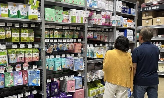 지난 2일 경기도 성남시 수정구 창고형 약국 ‘메가팩토리’에서 소비자들이 약을 고르고 있다. 이주빈 기자