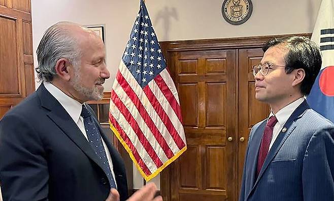 여한구 산업통상자원부 통상교섭본부장이 7일 미국 워싱턴 상무부 청사에서 하워드 러트닉 장관을 만나고 있다. 산업통상자원부 제공