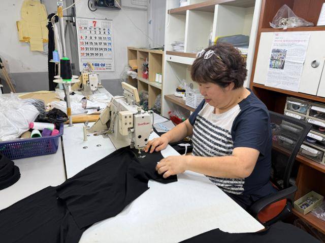 3일 서울 중구 신당동에서 미싱사 홍경애씨가 티셔츠 봉제 작업을 하고 있다. 허유정 기자