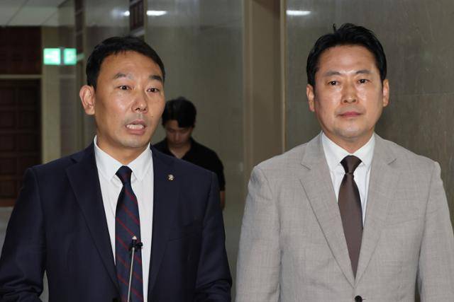 국회 법제사법위원회 여야 간사인 김용민(왼쪽) 더불어민주당 의원과 장동혁 국민의힘 의원이 2일 서울 여의도 국회에서 상법개정안 처리에 합의한 뒤 취재진에게 합의 내용을 설명하고 있다. 연합뉴스
