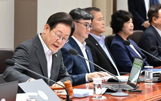 이재명 대통령이 8일 대통령실에서 열린 국무회의에서 노타이 복장으로 의사봉을 두드리고 있다. 이날 이 대통령의 노타이 차림은 형식보다 실질을 중시하는 이 대통령의 의지가 반영됐다. 왕태석 선임기자